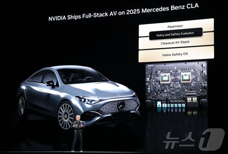 젠슨 황 엔비디아 CEO가 5일(현지시간) 미국 네바다주 라스베이거스 퐁텐블로 호텔에서 열린 엔비디아 CES 2026 라이브에서 기조연설 도중 벤츠와의 협업에 대해 설명하고 있다. (공동취재) 2026.1.6/뉴스1 ⓒ News1 황기선 기자