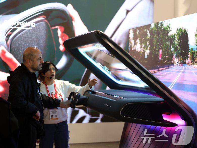 세계 최대 IT(정보기술)·가전 전시회 'CES 2026' 개막 일인 6일(현지시간) 미국 네바다주 라스베이거스 컨벤션센터(LVCC)에서 LG 부스를 찾은 관람객들이 제품을 살펴보고 있다. 2026.1.7/뉴스1 ⓒ News1 황기선 기자