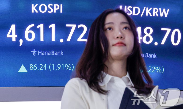 코스피가 장중 4600선을 돌파한 7일 오전 서울 중구 하나은행 딜링룸 전광판에 코스피 지수가 나오고 있다. 2026.1.7/뉴스1 ⓒ News1 안은나 기자