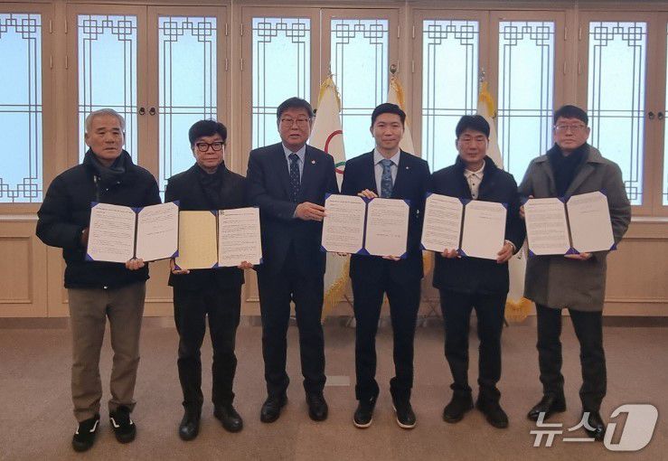 강원 춘천시·원주시·철원군과 인천광역시 서구·양주시 체육회장 등이 7일 진천 국가대표선수촌에서 유승민 대한체육회 회장을 만나 태릉국제스케이트장 대체시설 건립 부지 공모사업 재개 요청 건의문을 전달했다.(춘천시 제공, 재판매 및 DB금지)