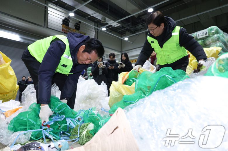 정청래 더불어민주당 대표가 7일 서울 송파구 가락동 농수산물 종합도매시장을 찾아 청소를 하고 있다. 2026.1.7/뉴스1 ⓒ News1 신웅수 기자
