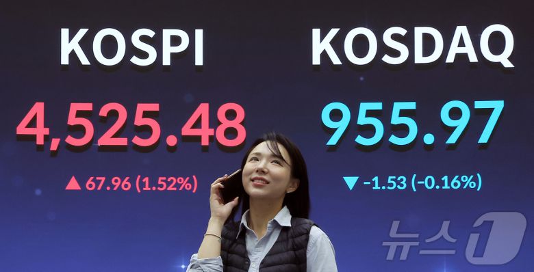 6일 오후 서울 영등포구 여의도 한국거래소 현황판에 종가가 나오고 있다. 2026.1.6/뉴스1 ⓒ News1 김진환 기자