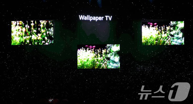 5일(현지시간) 미국 네바다주 라스베이거스 만달레이베이 호텔에서 열린 CES 2026 'LG전자 미디어컨퍼런스'에서 9㎜대 두께를 구현한 무선 월페이퍼 TV가 공개되고 있다. 2026.1.6/뉴스1 ⓒ News1 황기선 기자