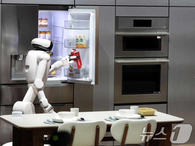 세계 최대 IT(정보기술)·가전 전시회 'CES 2026' 개막을 하루 앞둔 5일(현지시간) 미국 네바다주 라스베이거스 컨벤션센터(LVCC)에서 열린 LG전자 사전 부스투어에서 AI 홈로봇 'LG 클로이드'가 아침식사를 준비하고 있다. 2026.1.6/뉴스1 ⓒ News1 황기선 기자