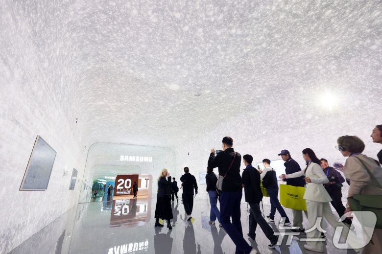 세계 최대 IT(정보기술)·가전 전시회 'CES 2026' 개막 일인 6일(현지시간) 미국 네바다주 라스베이거스 윈호텔에 마련된 삼성전자 단독 전시장에서 관람객들이 입장하고 있다. 2026.1.7/뉴스1 ⓒ News1 황기선 기자