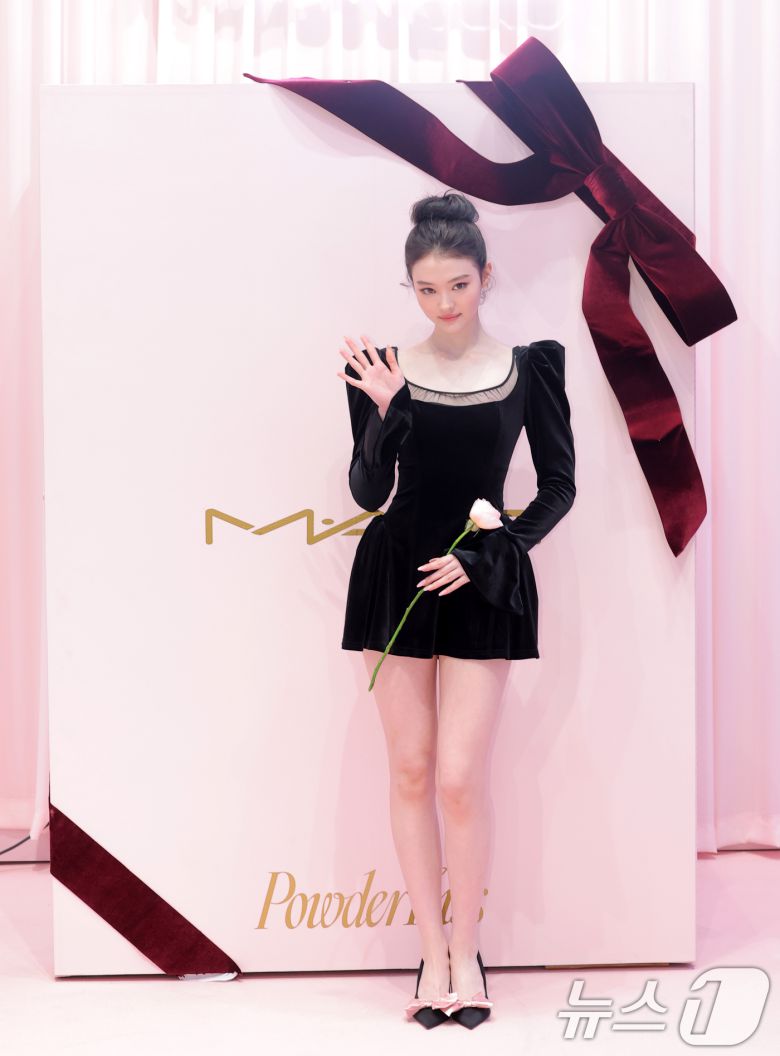 미야오 엘라가 7일 서울 성동구 무신사 스토어 성수 대림창고에서 열린 뷰티 브랜드 '맥, NEW 파우더 키스 컬렉션' 팝업 행사에 참석해 손을 흔들고 있다. ⓒ News1 권현진 기자