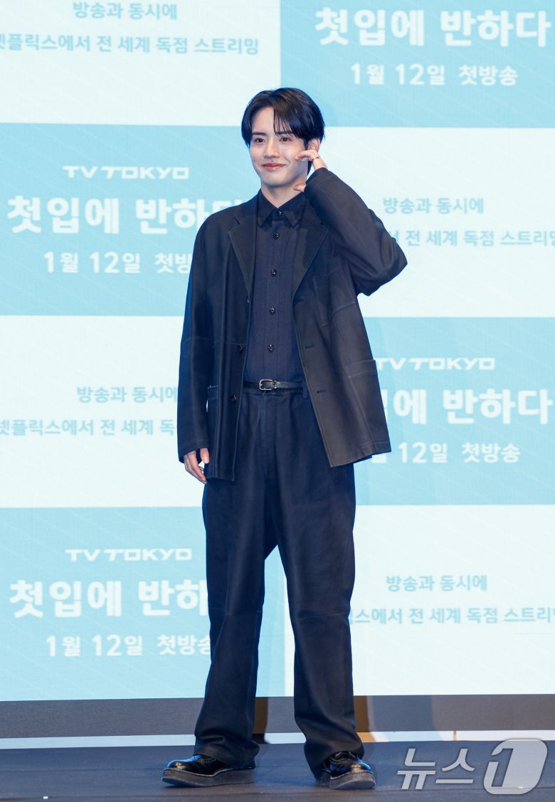 배우 아카소 에이지(赤楚衛二)가 7일 서울 구로구 더세인트에서 열린 일본 테레비 도쿄(TV TOKYO) 드라마 '첫입에 반하다'(김밥과 오니기리, 사랑하는 두 사람은 닮았지만 다르다) 제작발표회에 참석해 포즈를 취하고 있다. '2026.1.7/뉴스1 ⓒ News1 안은나 기자