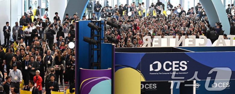 세계 최대 가전·정보기술(IT) 전시회 'CES 2026'이 개막한 6일 미국 네바다주 라스베이거스 LVCC 센트럴홀에서 헤드셋을 착용한 단체 참관객이 입장하고 있다. (공동취재) 2026.1.7/뉴스1 ⓒ News1 황기선 기자
