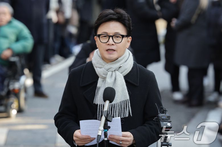 한동훈 전 국민의힘 대표가 3일 서울 여의도 국회도서관 인근 쪽문에서 12·3 비상계엄 1주년 기자회견을 하고 있다. 2025.12.3/뉴스1 ⓒ News1 신웅수 기자