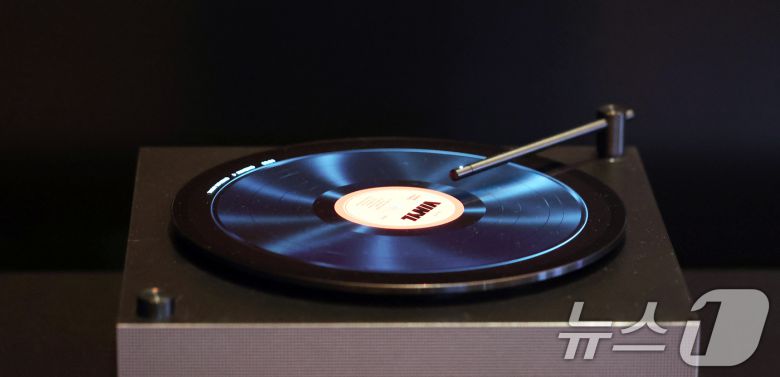 세계 최대 IT(정보기술)·가전 전시회 'CES 2026' 개막일인 6일(현지시간) 미국 네바다주 라스베이거스 윈호텔에 마련된 삼성전자 단독 전시장에 ‘AI OLED 턴테이블’이 진열돼 있다. 2026.1.7/뉴스1 ⓒ News1 황기선 기자