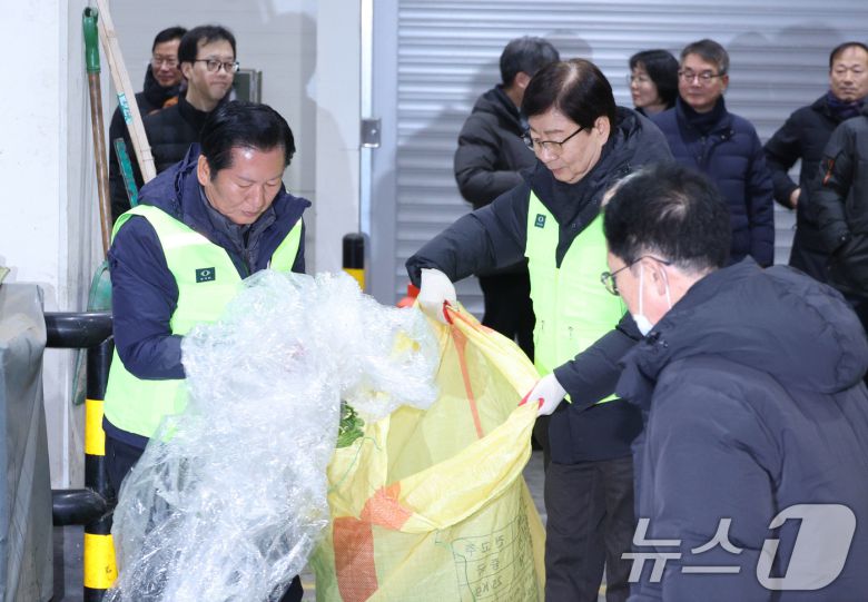 정청래 더불어민주당 대표가 7일 서울 송파구 가락동 농수산물 종합도매시장을 찾아 청소를 하고 있다. 2026.1.7/뉴스1 ⓒ News1 신웅수 기자