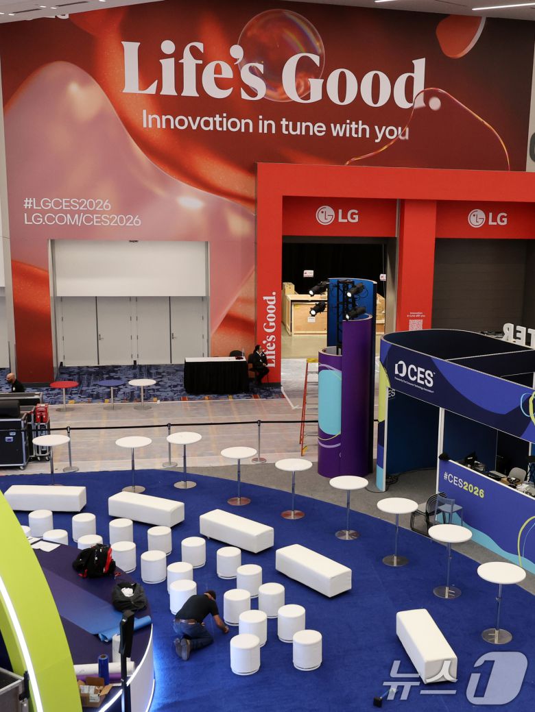 세계 최대 IT(정보기술)·가전 전시회 'CES 2026' 개막을 사흘 앞둔 3일(현지시간) 미국 네바다주 라스베이거스 컨벤션센터(LVCC) 메인입구에에 LG 부스 홍보물이 설치돼 있다. 2026.1.4/뉴스1 ⓒ News1 황기선 기자