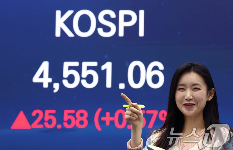 7일 오후 서울 중구 우리은행 본점 딜링룸 전광판에 종가가 나오고 있다.  2026.1.7/뉴스1 ⓒ News1 김민지 기자