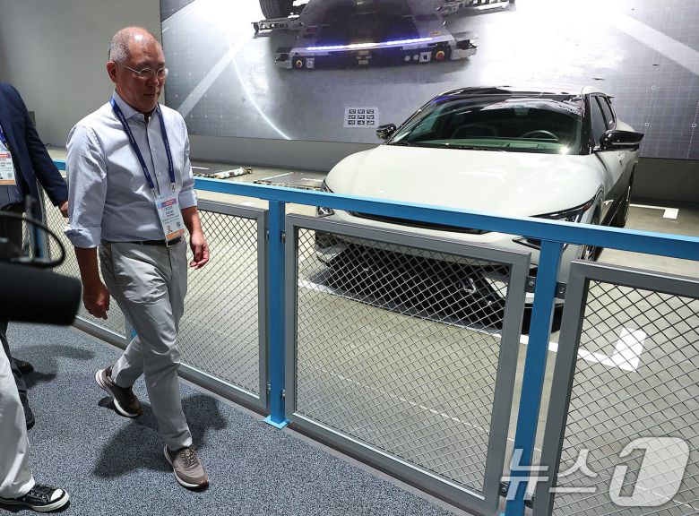 정의선 현대차그룹 회장이 6일(현지시간) 미국 네바다주 라스베이거스 컨벤션센터(LVCC) 현대차 부스를 둘러보고 있다. (공동취재) 2026.1.7/뉴스1 ⓒ News1 황기선 기자