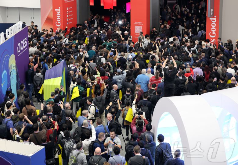 세계 최대 IT(정보기술)·가전 전시회 'CES 2026' 개막 일인 6일(현지시간) 미국 네바다주 라스베이거스 컨벤션센터(LVCC)가 인파로 북적이고 있다. 2026.1.7/뉴스1 ⓒ News1 황기선 기자