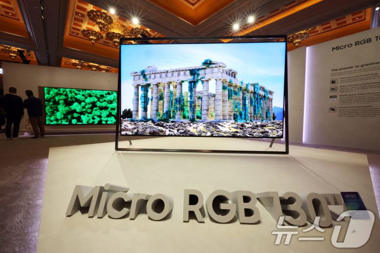 세계 최대 IT(정보기술)·가전 전시회 'CES 2026' 개막 일인 6일(현지시간) 미국 네바다주 라스베이거스 윈호텔에 마련된 삼성전자 단독 전시장에서 관람객들이 '마이크로 RGB TV'을 살펴보고 있다. 2026.1.7/뉴스1 ⓒ News1 황기선 기자