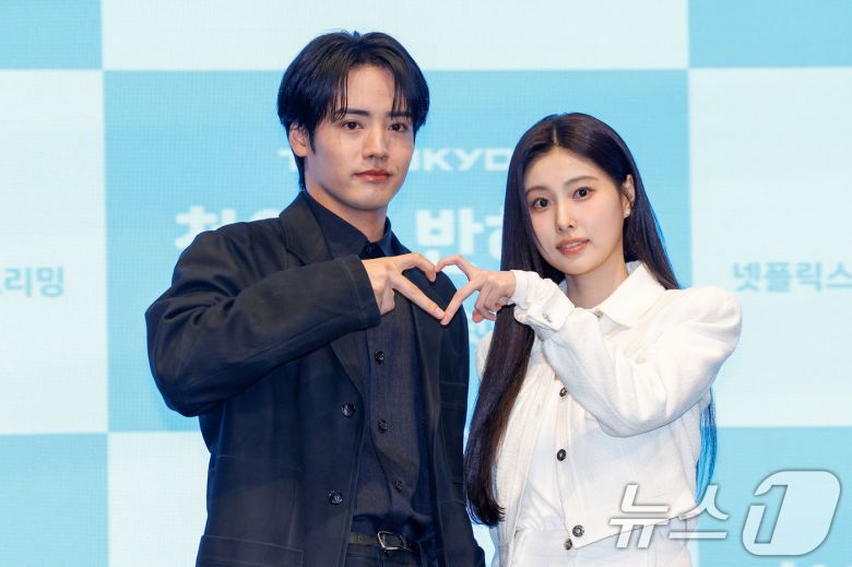 배우 아카소 에이지(赤楚衛二)와 강혜원이 7일 서울 구로구 더세인트에서 열린 일본 테레비 도쿄(TV TOKYO) 드라마 '첫입에 반하다'(김밥과 오니기리, 사랑하는 두 사람은 닮았지만 다르다) 제작발표회에 참석해 포즈를 취하고 있다. 2026.1.7/뉴스1 ⓒ News1 안은나 기자