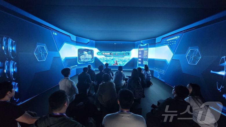 한국전력이 6일부터 9일(현지시간)까지 미국 라스베이거스에서 열리는 세계 최대 기술 전시회인 CES 2026에 참가해 ‘한전관’을 운영한다고 7일 밝혔다. 사진은 CES 2026에서 '한전관'을 관람하는 방문객들의 모습. (한국전력 제공. 재판매 및 DB 금지) 2026.1.7/뉴스1