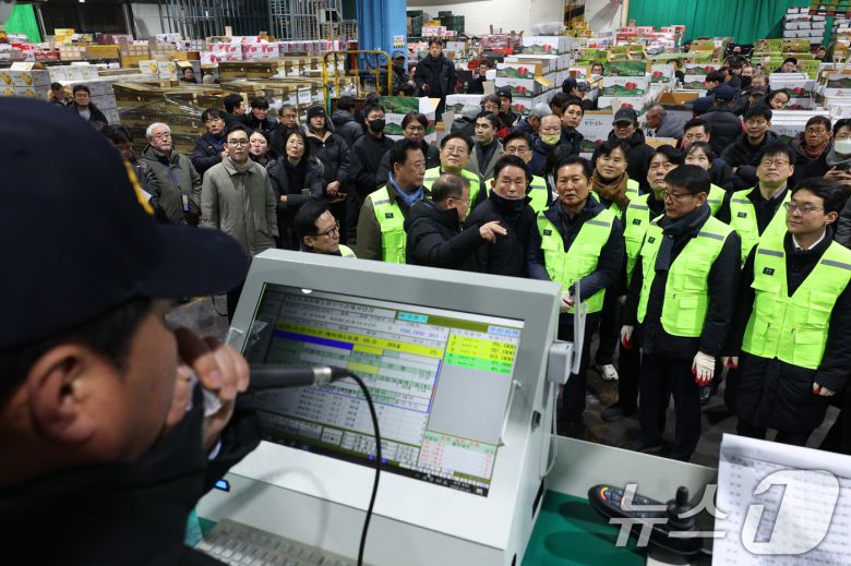 정청래 더불어민주당 대표가 7일 서울 송파구 가락동 농수산물 종합도매시장을 찾아 경매를 체험하고 있다. 2026.1.7/뉴스1 ⓒ News1 신웅수 기자