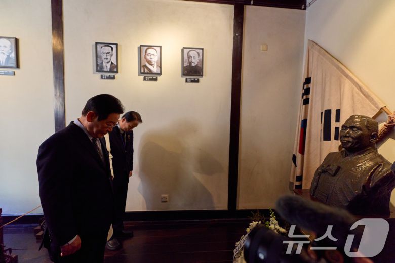이재명 대통령이 7일 오후 상하이 임시정부청사 기념관에서 열린 대한민국 임정 상하이 청사 100년 기념식에 앞서 백범 김구 선생 흉상에 묵념하고 있다. (공동취재) 2026.1.7/뉴스1 ⓒ News1 허경 기자