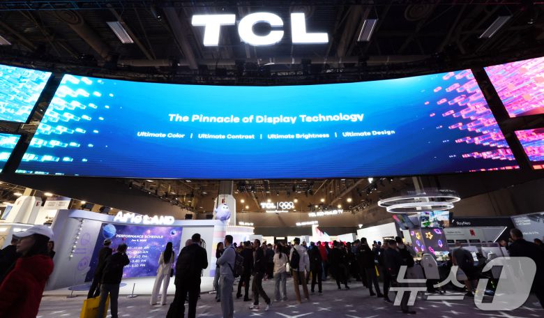 세계 최대 IT(정보기술)·가전 전시회 'CES 2026' 개막 일인 6일(현지시간) 미국 네바다주 라스베이거스 컨벤션센터(LVCC)에서 TCL 부스를 찾은 관람객들이 제품을 살펴보고 있다. 2026.1.7/뉴스1 ⓒ News1 황기선 기자