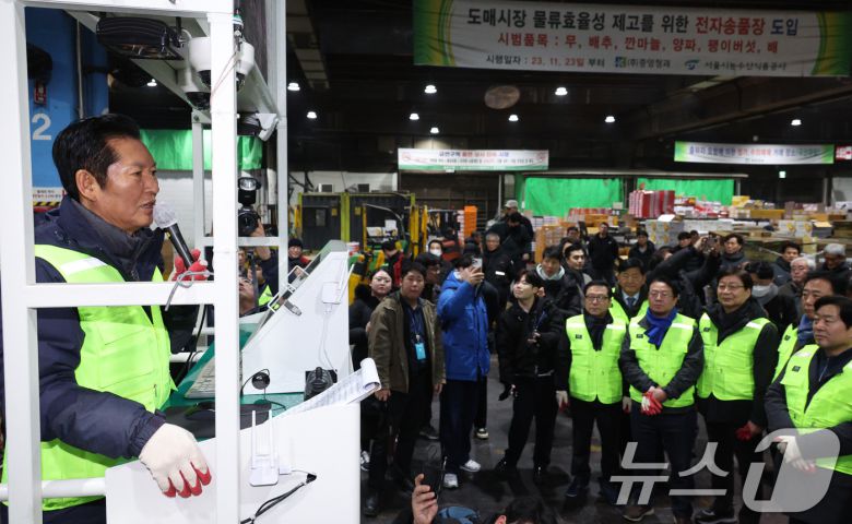 정청래 더불어민주당 대표가 7일 서울 송파구 가락동 농수산물 종합도매시장을 찾아 인사말을 하고 있다. 2026.1.7/뉴스1 ⓒ News1 신웅수 기자