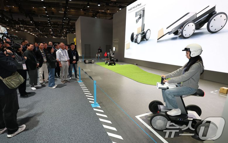 정의선 현대차그룹 회장이 6일(현지시간) 미국 네바다주 라스베이거스 컨벤션센터(LVCC) 현대차 부스를 둘러보고 있다. (공동취재) 2026.1.7/뉴스1 ⓒ News1 황기선 기자