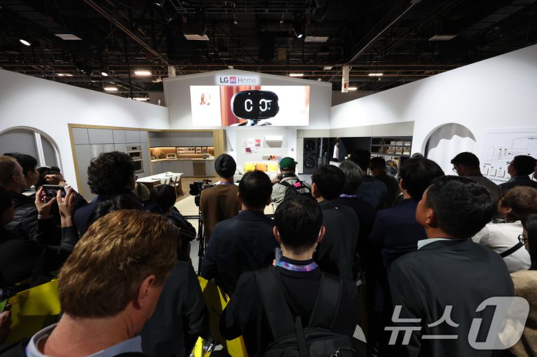 세계 최대 IT(정보기술)·가전 전시회 'CES 2026' 개막 일인 6일(현지시간) 미국 네바다주 라스베이거스 컨벤션센터(LVCC)에서 LG 부스를 찾은 관람객들이 제품을 살펴보고 있다. 2026.1.7/뉴스1 ⓒ News1 황기선 기자