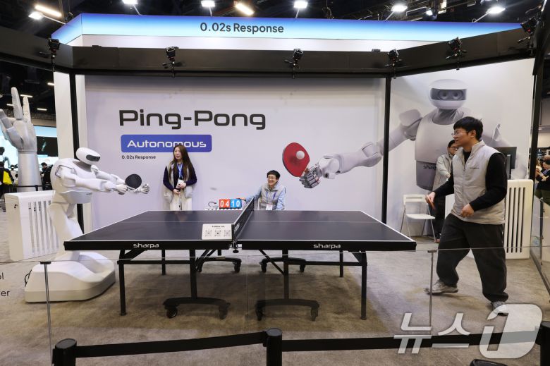 세계 최대 IT(정보기술)·가전 전시회 'CES 2026' 개막 일인 6일(현지시간) 미국 네바다주 라스베이거스 컨벤션센터(LVCC)에서 샤르파 로봇이 인간과 탁구 대결을 펼치고 있다. 2026.1.7/뉴스1 ⓒ News1 황기선 기자
