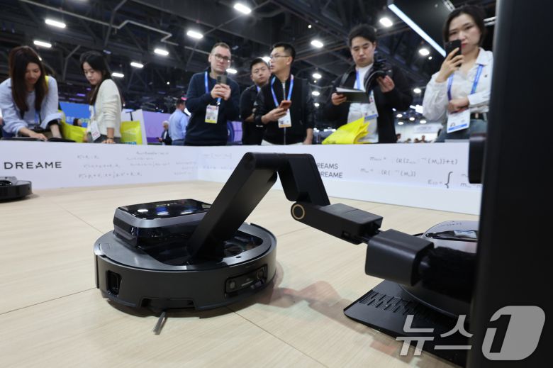 세계 최대 IT(정보기술)·가전 전시회 'CES 2026' 개막 일인 6일(현지시간) 미국 네바다주 라스베이거스 컨벤션센터(LVCC)에서 드리미 부스를 찾은 관람객들이 제품을 살펴보고 있다. 2026.1.7/뉴스1 ⓒ News1 황기선 기자