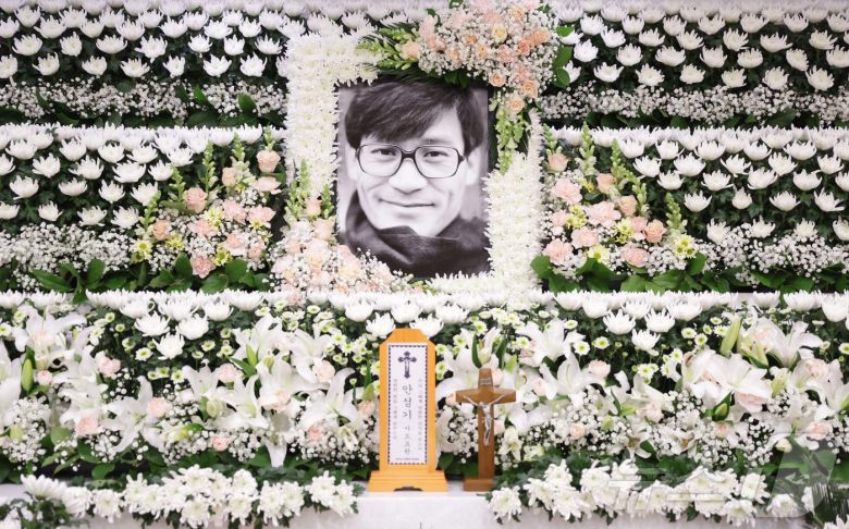 5일 서울 서초구 서울성모병원 장례식장에 마련된 배우 故 안성기씨의 빈소에 고인의 영정사진이 놓여 있다. 2026.1.5/뉴스1 ⓒ News1 사진공동취재단