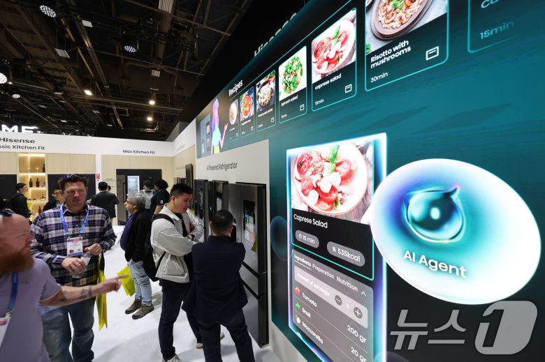 세계 최대 IT(정보기술)·가전 전시회 'CES 2026' 개막 일인 6일(현지시간) 미국 네바다주 라스베이거스 컨벤션센터(LVCC)에서 하이센스 부스를 찾은 관람객들이 제품을 살펴보고 있다. 2026.1.7/뉴스1 ⓒ News1 황기선 기자