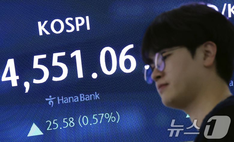 7일 오후 서울 중구 하나은행 본점 딜링룸 전광판에 증시 종가가 표시되고 있다. 2026.1.7/뉴스1 ⓒ News1 박정호 기자