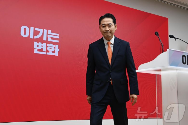 장동혁 국민의힘 대표가 7일 서울 여의도 중앙당사에서 열린 긴급기자회견을 마치고 자리를 떠나고 있다. (공동취재) 2026.1.7/뉴스1 ⓒ News1 이승배 기자