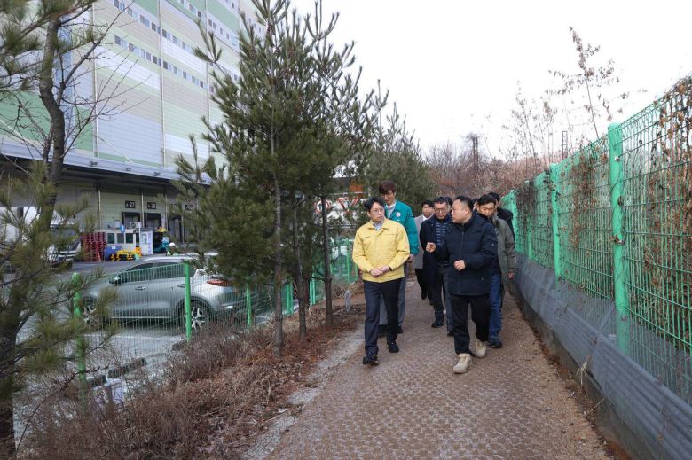 홍지선 국토교통부 제2차관(왼쪽)이 7일 경기 광주 곤지암 쿠팡 물류센터를 찾아 관계자들과 이야기를 나누고 있다(국토교통부 제공).뉴스1 ⓒ News1