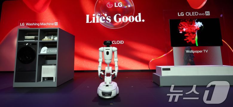 5일(현지시간) 미국 네바다주 라스베이거스 만달레이베이 호텔에서 열린 CES 2026 'LG전자 미디어컨퍼런스'에서 AI 홈로봇 'LG 클로이드'와 무선 월페이퍼 TV, AI 세탁기가 소개되고 있다. 2026.1.6/뉴스1 ⓒ News1 황기선 기자