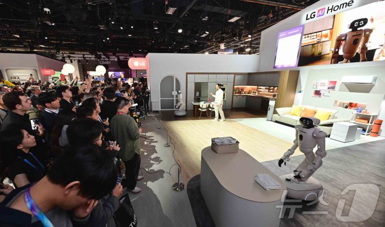6일(현지 시간) 미국 라스베이거스에서 열리고 있는 세계 최대 가전∙IT 전시회 ‘CES 2026’에서 관람객들이 LG전자의 홈 로봇 ‘LG 클로이드’와 로봇의 관절 역할을 하는 액추에이터 브랜드 ‘LG 액추에이터 악시움’을 경험하고 있다. (LG전자 제공. 재판매 및 DB 금지) 2026.1.7/뉴스1