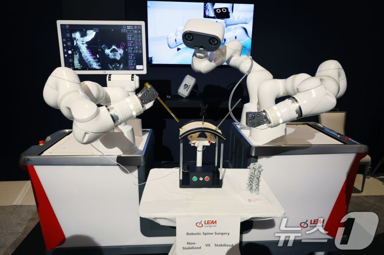 세계 최대 IT(정보기술)·가전 전시회 'CES 2026' 개막 이틀차인 7일(현지시간) 미국 네바다주 라스베이거스 퐁텐블로 호텔에 마련된 엔비디아 전시장에 램서지컬 수술 로봇이 진열돼 있다. 2026.1.8/뉴스1 ⓒ News1 황기선 기자