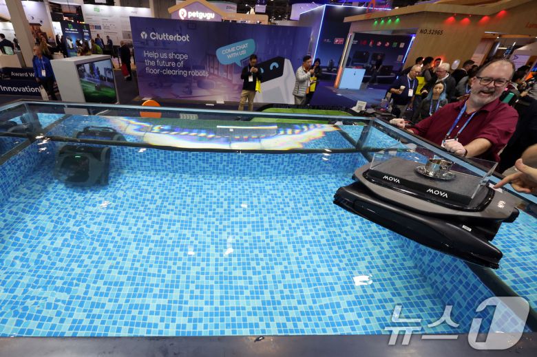 세계 최대 IT(정보기술)·가전 전시회 'CES 2026' 개막 이틀차인 7일(현지시간) 미국 네바다주 라스베이거스 베네치안엑스포 유레카관에서 모바 부스를 찾은 관람객들이 제품을 살펴보고 있다. 2026.1.8/뉴스1 ⓒ News1 황기선 기자