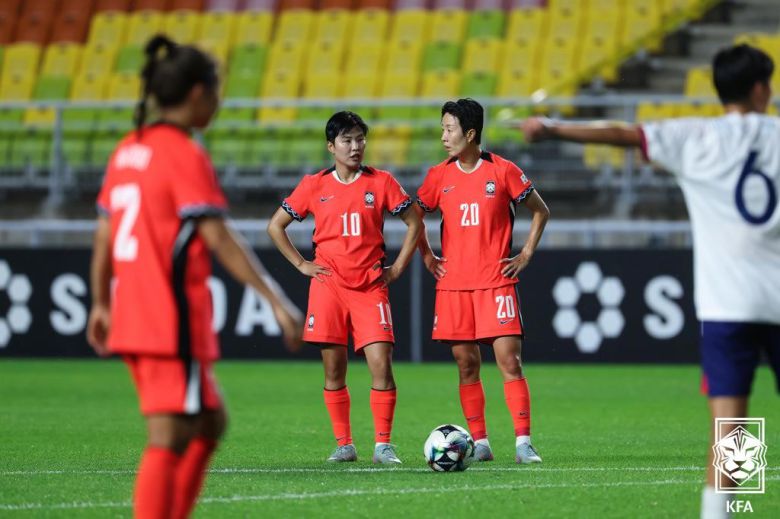 국가대표팀 경기에서 프리킥을 앞두고 상의 중인 '절친' 김혜리와 지소연(대한축구협회 제공)