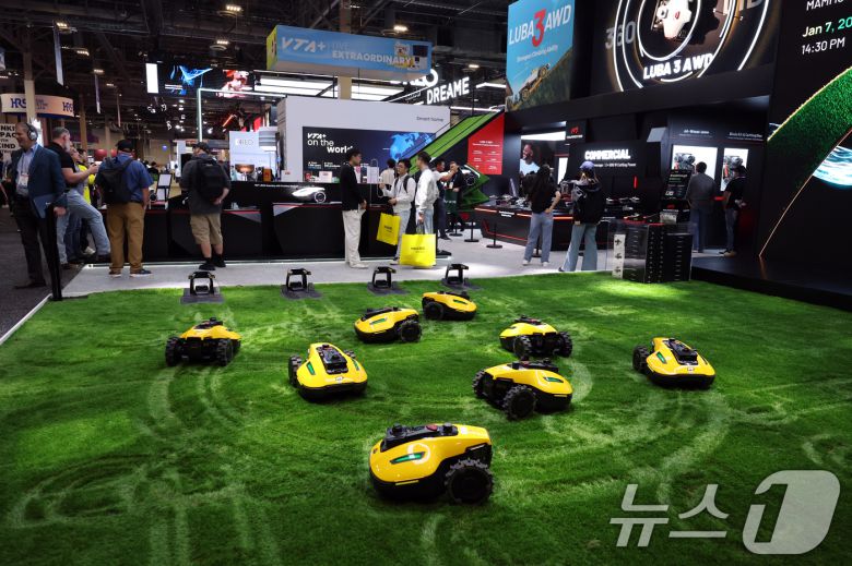 세계 최대 IT(정보기술)·가전 전시회 'CES 2026' 개막 이틀차인 7일(현지시간) 미국 네바다주 라스베이거스 베네치안엑스포 유레카관에서 맘모션 부스를 찾은 관람객들이 제품을 살펴보고 있다. 2026.1.8/뉴스1 ⓒ News1 황기선 기자