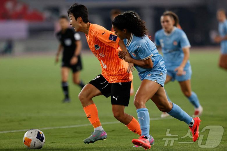 중국 우한에서 뛰는 동안 김혜리는 중국 리그의 세계적 공격수들을 상대했다. ⓒ AFP=뉴스1