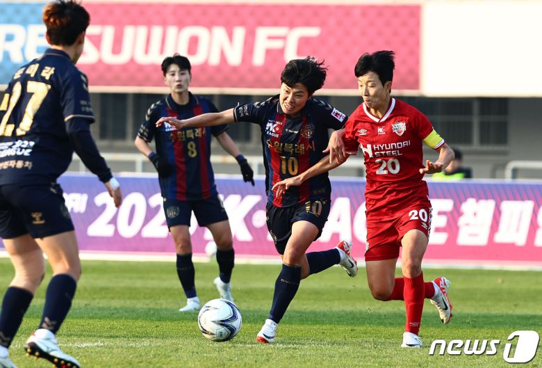 WK리그 챔피언결정전에서 적으로 만났던 지소연과 김혜리2023.11.19/뉴스1 ⓒ News1 구윤성 기자