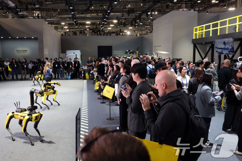 세계 최대 IT(정보기술)·가전 전시회 'CES 2026' 개막 일인 6일(현지시간) 미국 네바다주 라스베이거스 컨벤션센터(LVCC)에서 현대자동차그룹 부스를 찾은 관람객들이 로봇개 '스팟'을 살펴보고 있다. 2026.1.7/뉴스1 ⓒ News1 황기선 기자