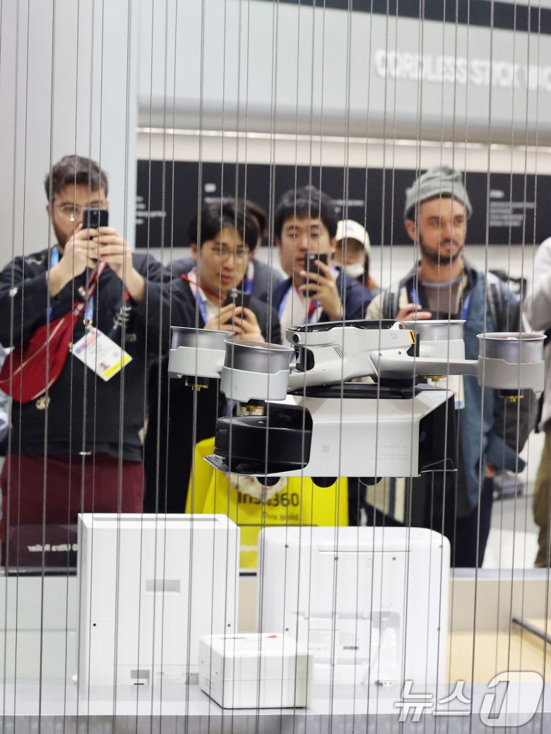 세계 최대 IT(정보기술)·가전 전시회 'CES 2026' 개막 이틀차인 7일(현지시간) 미국 네바다주 라스베이거스 베네치안엑스포 유레카관에서 모바 부스를 찾은 관람객들이 제품을 살펴보고 있다. 2026.1.8/뉴스1 ⓒ News1 황기선 기자