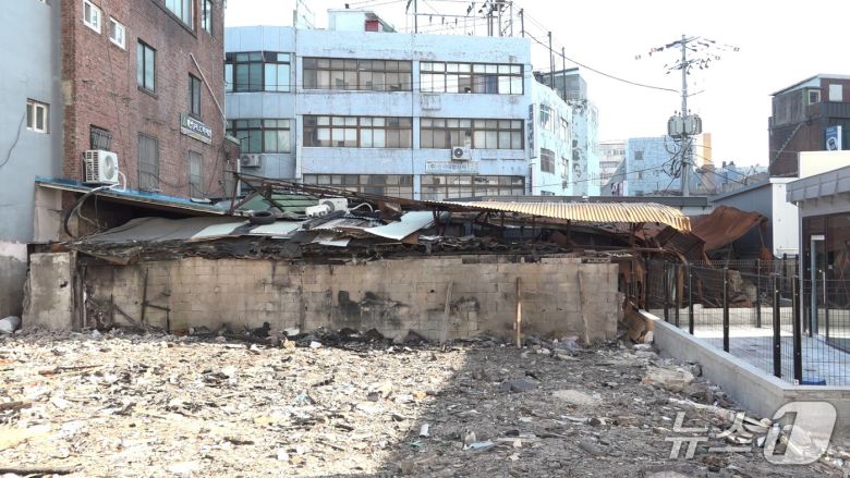 불탄 채 방치된 세운2구역의 한 건물. 2026.1.7./뉴스1