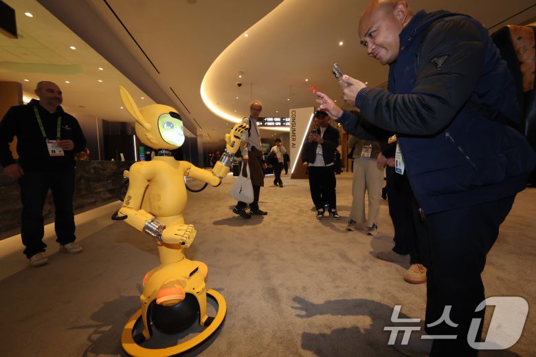 세계 최대 IT(정보기술)·가전 전시회 'CES 2026' 개막 이틀차인 7일(현지시간) 미국 네바다주 라스베이거스 퐁텐블로 호텔에 마련된 엔비디아 전시장에서 관람객들이 '미로카이' 로봇과 대화를 하고 있다. 2026.1.8/뉴스1 ⓒ News1 황기선 기자