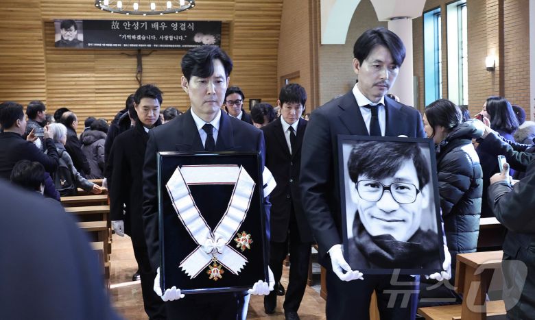 배우 이정재와 정우성 등 동료 배우들이 9일 오전 서울 중구 명동성당에서 열린 고 안성기의 영결식장에 들어서고 있다. (공동취재) 2026.1.9/뉴스1 ⓒ News1 권현진 기자