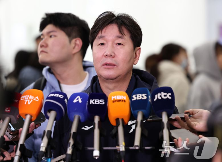 류지현 야구 국가대표팀 감독이 9일 오전 인천국제공항 제1여객터미널에서 월드베이스볼클래식(WBC) 대비 1차 전지훈련을 위해 사이판으로 출국하기 전 취재진의 질문에 답하고 있다. 2026.1.9/뉴스1 ⓒ News1 구윤성 기자