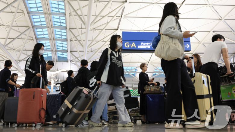 본격적인 추석 연휴가 시작된 3일 오전 인천국제공항 제1여객터미널 출국장에서 여행객들이 이동하고 있다. 2025.10.3/뉴스1 ⓒ News1 이호윤 기자